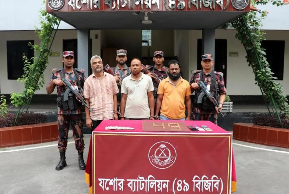 যশোরে সাড়ে ৬ কোটি টাকার স্বর্ণের বারসহ তিন পাচারকারী আটক