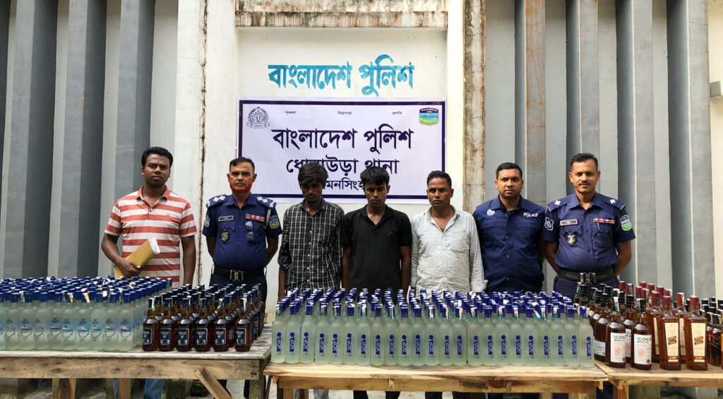ময়মনসিংহের ধোবাউড়ায় ৫৪৯ বোতল ভারতীয় মদসহ ৩ কারবারি আটক