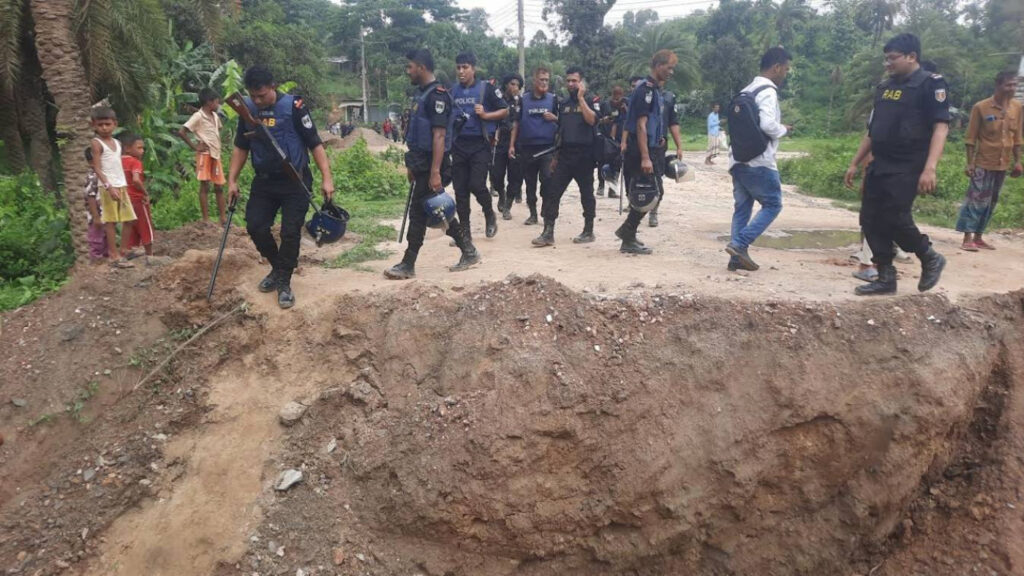 র‍্যাব-পুলিশের ক্যাম্প বুলডোজার দিয়ে গুড়িয়ে দিল সন্ত্রাসীরা, কেটে নিলো সড়ক