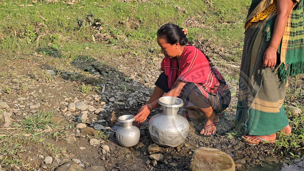 এক কলসি ঘামের দামে এক কলসি পানি সংগ্রহ পাহাড়ি গ্রামবাসীর