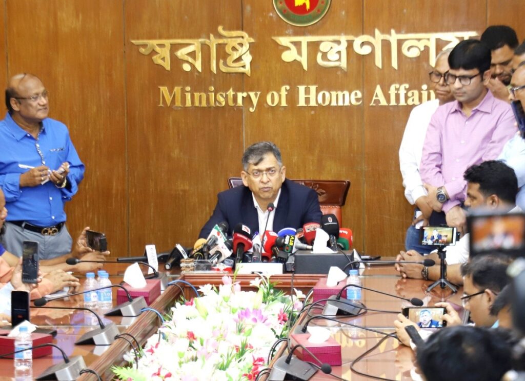 রোহিঙ্গা ক্যাম্পে নিরাপত্তা জোরদারে সমন্বিত পরিকল্পনা, কঠোর অবস্থানে সরকার: স্বরাষ্ট্রমন্ত্রী
