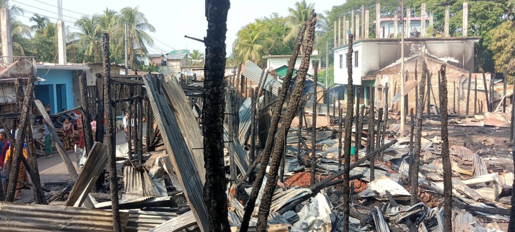 বান্দরবানের বাঘমারা বাজারে ভয়াবহ অগ্নিকাণ্ড, অর্ধশতাধিক দোকান-ঘর পুড়ে ছাই