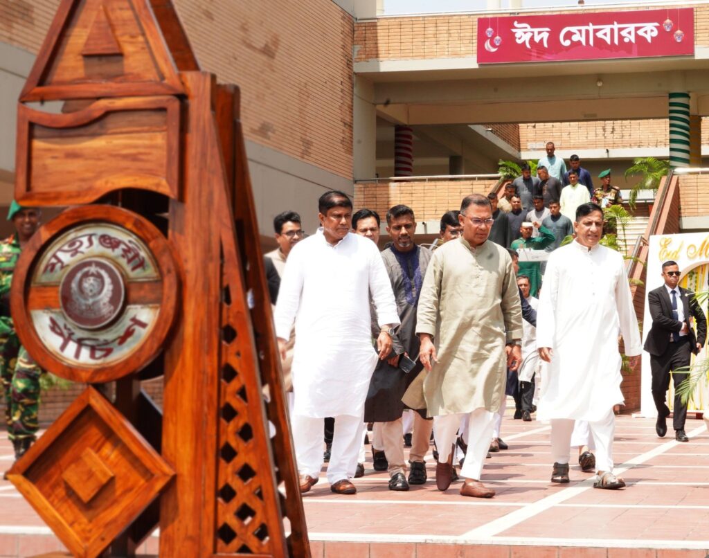 বহু বছর পর সেনানিবাসে প্রধানমন্ত্রী তারেক রহমান: সেনাসদস্যদের সঙ্গে ঈদের আনন্দ ভাগাভাগি