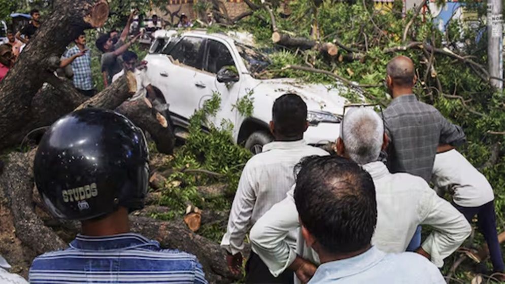 ঝড় ও ভারি বৃষ্টিতে লণ্ডভণ্ড ভারতের উত্তরপ্রদেশ, নিহত ৫৬