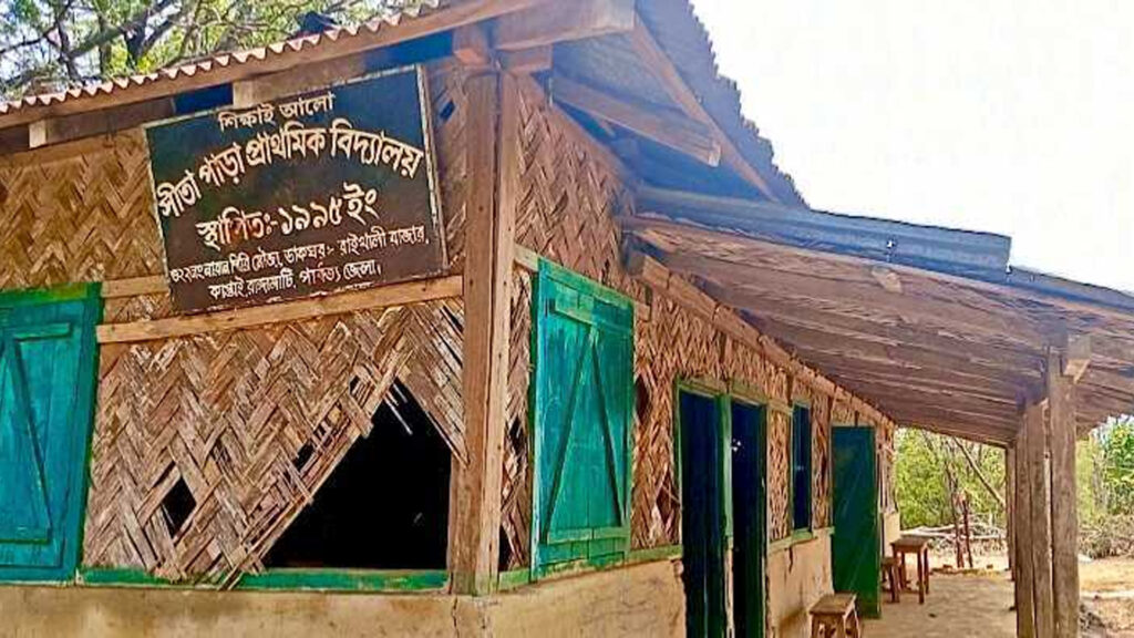 দুর্গম সীতা পাহাড়ে শিক্ষার আলো নিভু নিভু, পানির সংকটে বিপর্যস্ত শতাধিক পরিবার