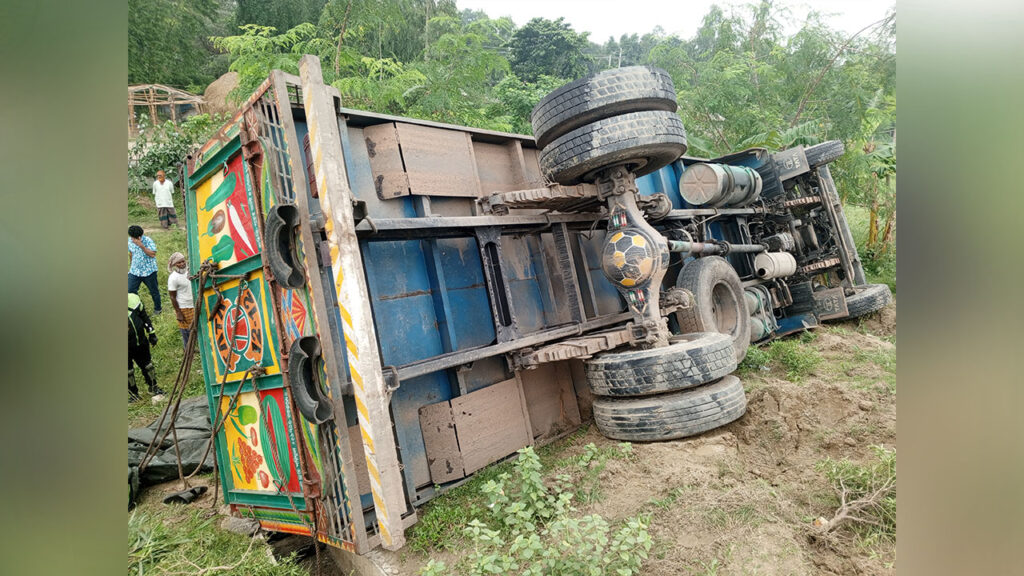 ঢাকা-টাঙ্গাইল মহাসড়কে রডবোঝাই ট্রাক উল্টে ১৫ জন নিহত