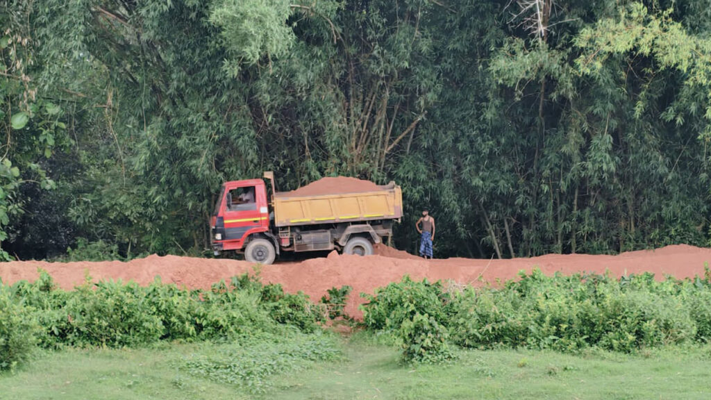 ভারত অংশে দ্রুত এগোচ্ছে কহুয়া নদীর বাঁধ নির্মাণ কাজ, বাংলাদেশ এখনও দর্শক