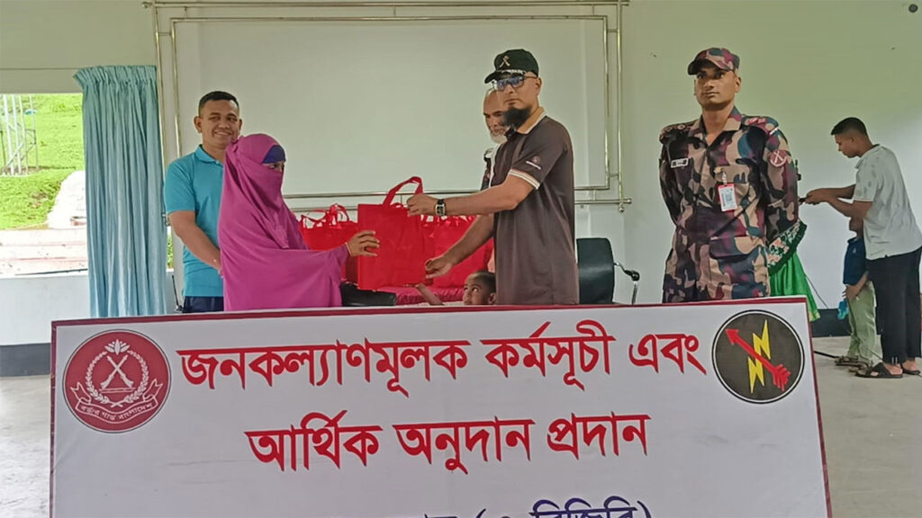 ঈদের আনন্দ ভাগাভাগি করতে অসহায় মানুষের পাশে ৩ বিজিবি