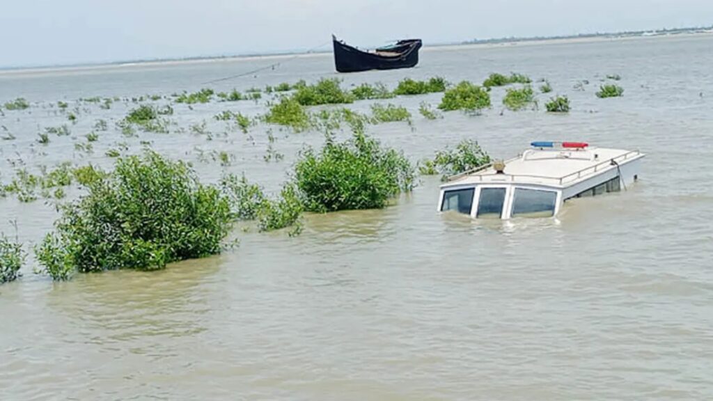 কুতুবদিয়ায় ‘ওয়াটার অ্যাম্বুলেন্স’ ডুবে গেল জোয়ারের পানিতে