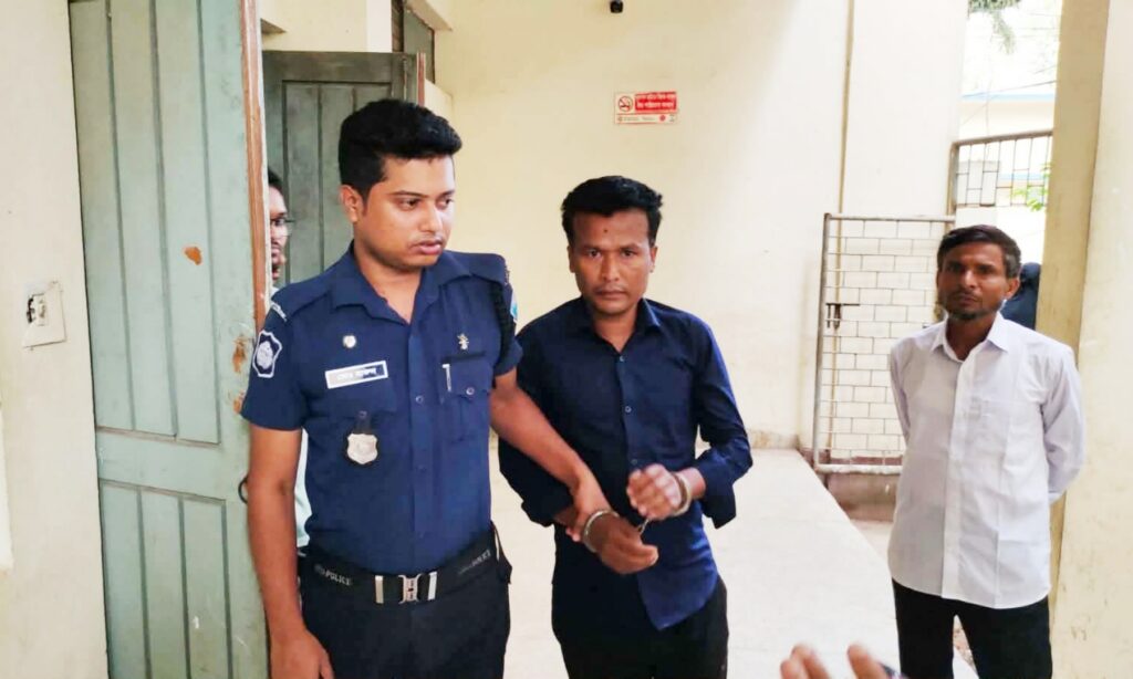 আসল আসামী প্রবাসে, আদালতে জামিন নিতে এসে ধরা ‘ভাড়া করা’ আসামী