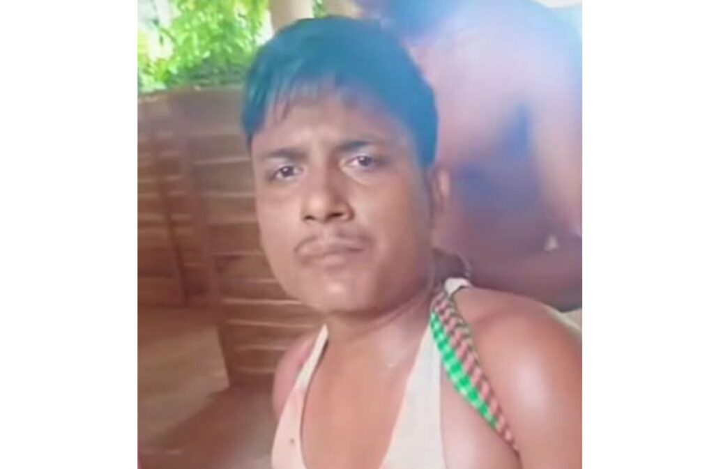 চকরিয়ায় দোকানে বসতে বাধা দেওয়ায় পা-হারা বৃদ্ধ পিতাকে কুপিয়ে হত্যা, ছেলে আটক