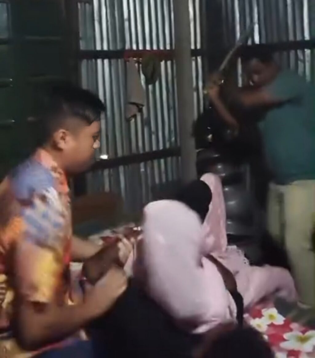 চকরিয়ায় তরুণীকে উদ্ধার করতে গিয়ে পুলিশের উপর হামলার অভিযোগ, লাঠিচার্জ