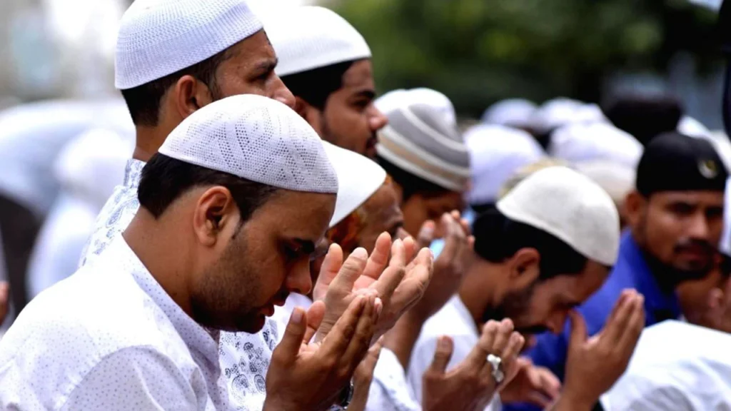ভারতের পশ্চিমবঙ্গে রাস্তায় নামাজ আদায়ে শুভেন্দুর নিষেধাজ্ঞা