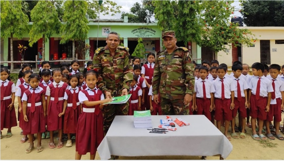 নানিয়ারচরে শিক্ষার্থীদের মাঝে নতুন উৎসাহ: সেনাবাহিনীর শিক্ষা উপকরণ বিতরণ