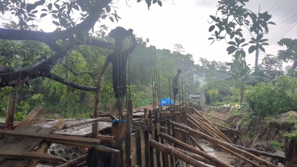 বৃষ্টির মধ্যেই খাগড়াছড়ি সরকারী কলেজের ধারক দেয়ালের ঢালাই, অনিয়মের অভিযোগ ঠিকাদারী প্রতিষ্ঠানের বিরুদ্ধে