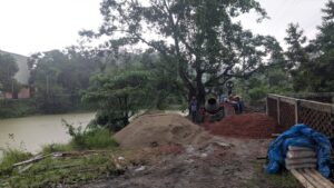 বৃষ্টির মধ্যেই খাগড়াছড়ি সরকারী কলেজের ধারক দেয়ালের ঢালাই, অনিয়মের অভিযোগ ঠিকাদারী প্রতিষ্ঠানের বিরুদ্ধে