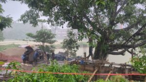 বৃষ্টির মধ্যেই খাগড়াছড়ি সরকারী কলেজের ধারক দেয়ালের ঢালাই, অনিয়মের অভিযোগ ঠিকাদারী প্রতিষ্ঠানের বিরুদ্ধে