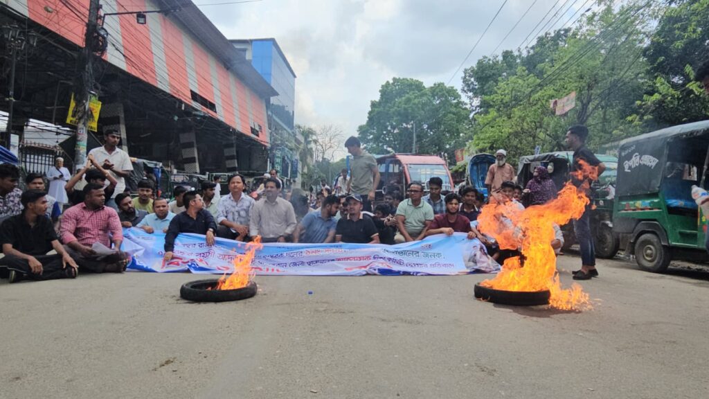 বান্দরবানে ছাত্রদলের আহ্বায়ক কমিটি বাতিলের দাবিতে বিক্ষোভ, সড়ক অবরোধ