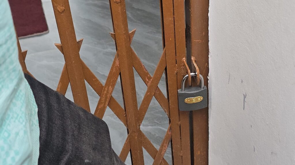 রাঙামাটি বিজ্ঞান ও প্রযুক্তি বিশ্ববিদ্যালয়: দ্বিতীয় দিনেও উপাচার্যের কার্যালয়ে ঝুলছে তালা