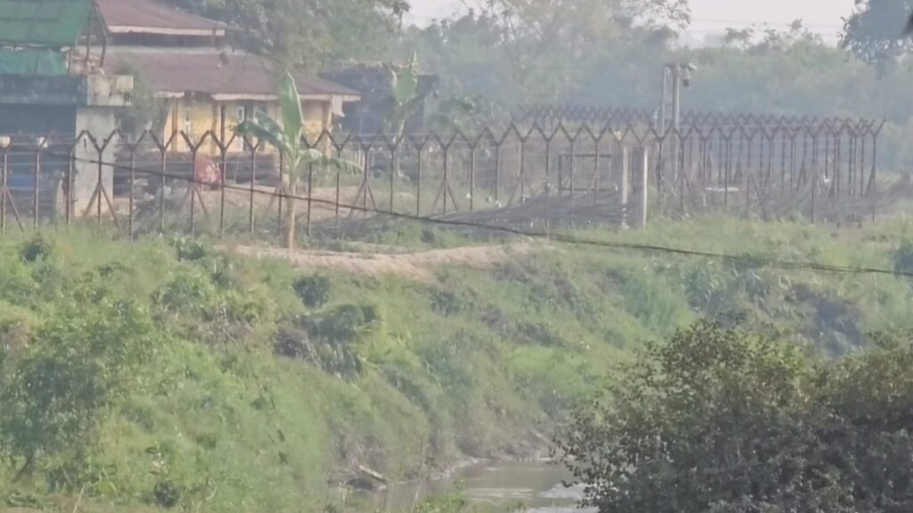 নাইক্ষ্যংছড়ির ঘুমধুম সীমান্তে গোলাগুলির শব্দে আতঙ্ক, সতর্ক অবস্থানে বিজিবি