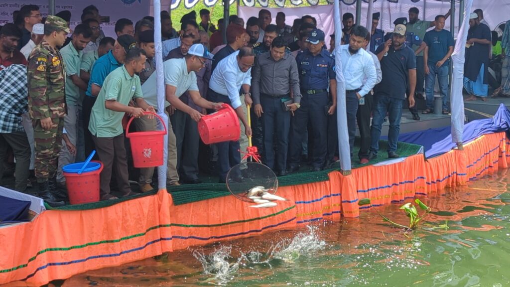 কাপ্তাই হ্রদে পোনা অবমুক্ত ও জেলেদের মাঝে ভিজিএফ চাল বিতরণ
