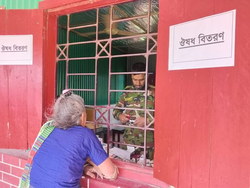 মহালছড়িতে সেনাবাহিনীর বিশেষ চক্ষু ও মেডিকেল ক্যাম্পে সেবা পেল সহস্রাধিক মানুষ