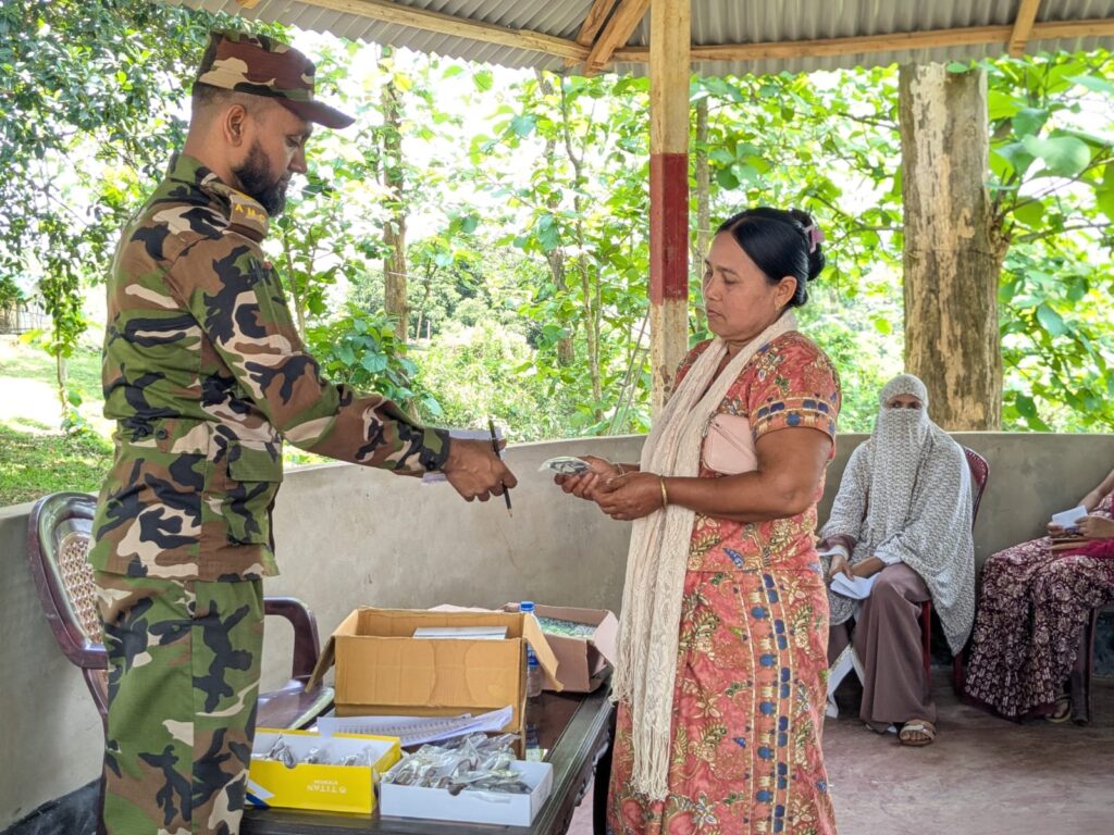 মহালছড়িতে সেনা জোনের চোখের চিকিৎসা ক্যাম্প: দ্বিতীয় ধাপে চশমা ও ওষুধ বিতরণ