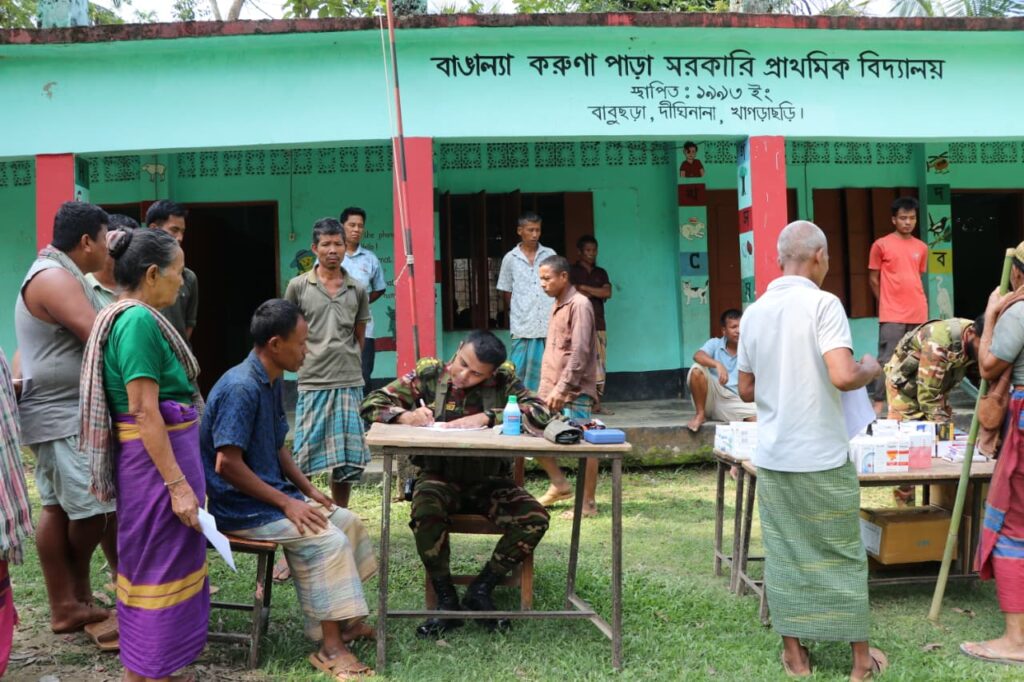 দীঘিনালায় সেনাবাহিনীর মানবিক সহায়তা: চিকিৎসা, শিক্ষা ও কর্মসংস্থানে বহুমুখী উদ্যোগ