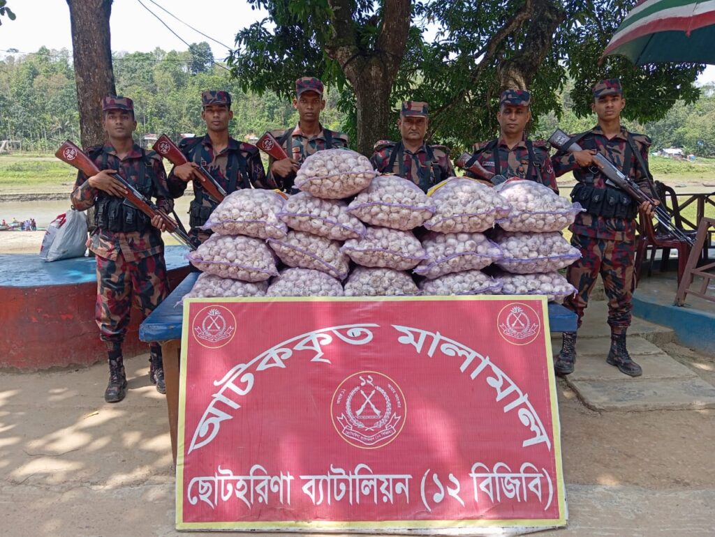 নৌপথে ভারতে পাচারের সময় রাঙামাটির বরকলের ১৬ বস্তা রসুন জব্দ করল বিজিবি