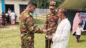 সেনাবাহিনী ও বিদ্যানন্দের ব্যতিক্রমধর্মী উদ্যোগ: ১ টাকায় বাজার ও ফ্রি চিকিৎসা সেবায় উপকৃত শত শত মানুষ