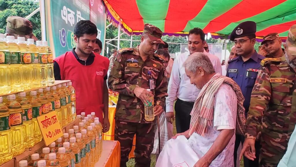 সেনাবাহিনী ও বিদ্যানন্দের ব্যতিক্রমধর্মী উদ্যোগ: ১ টাকায় বাজার ও ফ্রি চিকিৎসা সেবায় উপকৃত শত শত মানুষ