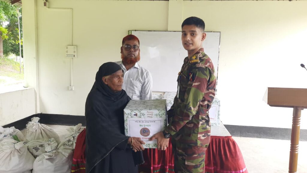 বান্দরবানে সেনাবাহিনীর উদ্যোগে অসহায় পরিবারের মাঝে ঈদ সামগ্রী বিতরণ