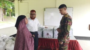 বান্দরবানে সেনাবাহিনীর উদ্যোগে অসহায় পরিবারের মাঝে ঈদ সামগ্রী বিতরণ