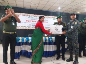 খাগড়াছড়িতে আনসার ও ভিডিপি সদস্যদের মাঝে ঈদ উপহার বিতরণ