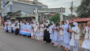 ঢাকায় শিশু রামিসা হত্যার ঘটনার প্রতিবাদ এবং দ্রুত বিচার নিশ্চিতের দাবিতে রাঙামাটি সরকারি মহিলা কলেজের সাধারণ শিক্ষার্থীদের ব্যানারে মানববন্ধন অনুষ্ঠিত হয়েছে।

শনিবার সকালে রির্জাভ বাজার এলাকায় অবস্থিত কলেজের প্রধান ফটকের সামনে ঘণ্টাব্যাপী এ কর্মসূচি পালন করা হয়। কর্মসূচিতে অংশ নেন কলেজটির বিভিন্ন বর্ষের শিক্ষার্থীরা।

মানববন্ধনের আগে একটি সংক্ষিপ্ত প্রতিবাদ মিছিল বের করা হয়। মিছিলটি রাঙামাটি সরকারি মহিলা কলেজের প্রধান ফটক থেকে শুরু হয়ে পুলিশ সুপার কার্যালয় এলাকা প্রদক্ষিণ করে পুনরায় কলেজ ক্যাম্পাসের সামনে এসে শেষ হয়। পরে সেখানে মানববন্ধন অনুষ্ঠিত হয়।

মানববন্ধনে বক্তব্য রাখেন এইচএসসি দ্বিতীয় বর্ষের শিক্ষার্থী জান্নাতুল ফেরদৌস বকুল, ইসরাত জাহান, হাসনা হেনা নুপুর, আয়েশা তুন্ন নাফরা এবং প্রথম বর্ষের শিক্ষার্থী তাহমিনা সুলতানাসহ অন্যান্য শিক্ষার্থীরা।

বক্তারা বলেন, শিশু রামিসা হত্যার ঘটনা অত্যন্ত নৃশংস ও হৃদয়বিদারক। এ ধরনের ঘটনায় জড়িতদের দ্রুত আইনের আওতায় এনে দৃষ্টান্তমূলক শাস্তি নিশ্চিত করতে হবে, যাতে ভবিষ্যতে কেউ এ ধরনের অপরাধ করার সাহস না পায়।

মানববন্ধনে অংশ নেওয়া শিক্ষার্থীরা শিশু রামিসা হত্যাকাণ্ডের সঙ্গে জড়িত ব্যক্তিদের দ্রুত বিচার এবং সর্বোচ্চ শাস্তির দাবি জানান। একইসঙ্গে নারী ও শিশু নির্যাতন প্রতিরোধে সরকারের কার্যকর ও দৃশ্যমান পদক্ষেপ গ্রহণের আহ্বান জানান তারা।

কর্মসূচিতে শিক্ষার্থীরা বিভিন্ন প্রতিবাদী স্লোগান ও প্ল্যাকার্ড প্রদর্শনের মাধ্যমে নারী ও শিশু নির্যাতনের বিরুদ্ধে সামাজিক সচেতনতা গড়ে তোলার ওপর গুরুত্বারোপ করেন।

উল্লেখ্য, সাম্প্রতিক সময়ে দেশে নারী ও শিশু নির্যাতনের ঘটনায় উদ্বেগ বাড়ছে। এ ধরনের ঘটনার বিচারহীনতা বন্ধ এবং দ্রুত বিচার নিশ্চিতের দাবিতে বিভিন্ন স্থানে প্রতিবাদ কর্মসূচি অব্যাহত রয়েছে।