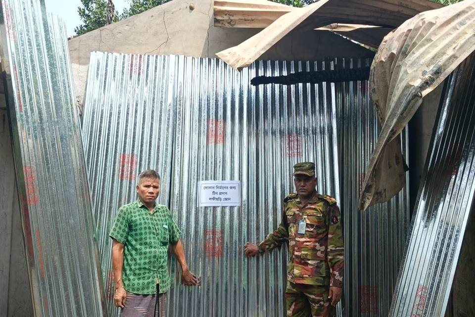 দুর্গম পাহাড়ে অগ্নিকাণ্ডে ক্ষতিগ্রস্ত অরুন চাকমা ও জ্যোতিময় চাকমার পাশে দাঁড়াল সেনাবাহিনী
