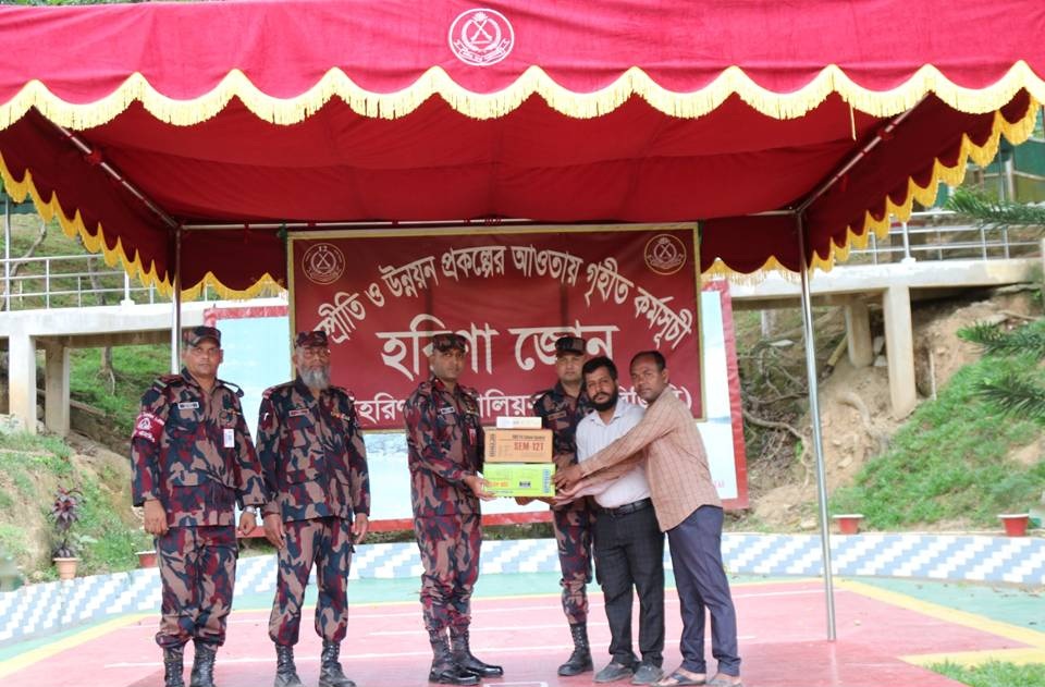 বরকলে আর্থিক সহায়তা নিয়ে শিক্ষক ও শিক্ষাপ্রতিষ্ঠানের পাশে দাঁড়াল বিজিবির হরিণা জোন