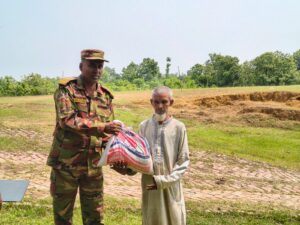 ঈদের আনন্দ ছড়িয়ে দিতে দীঘিনালার দুর্গম জনপদে সেনাবাহিনীর মানবিক সহায়তা