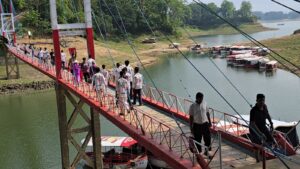রাঙামাটির বিনোদন কেন্দ্রগুলো এখন পর্যটকদের দখলে
