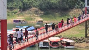 রাঙামাটির বিনোদন কেন্দ্রগুলো এখন পর্যটকদের দখলে