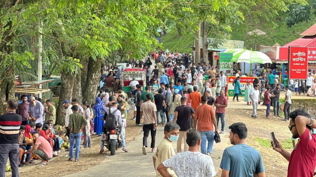 রাঙামাটির বিনোদন কেন্দ্রগুলো এখন পর্যটকদের দখলে
