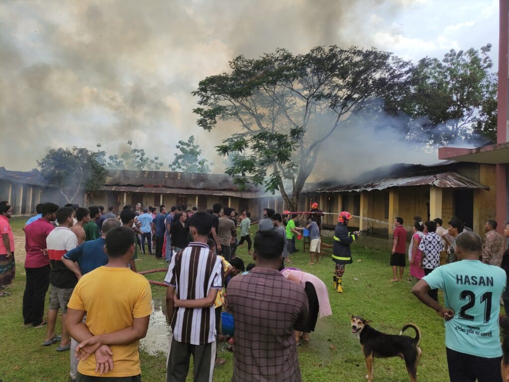 খাগড়াছড়িতে রহস্যজনক আগুনে পুড়লো বিদ্যালয়ের কয়েকটি শ্রেণী কক্ষ