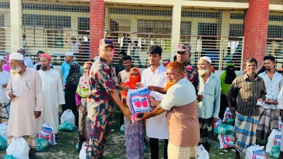 টেকনাফে ৪০০ জেলে পরিবারকে খাদ্য সহায়তা দিল বিজিবি