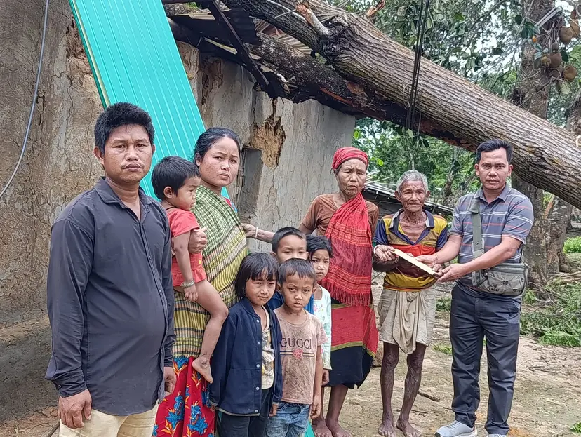 মাটিরাঙ্গায় ঝড়ে ক্ষতিগ্রস্ত পরিবারের পাশে দাঁড়াল জেএসএস (এম এন লারমা)