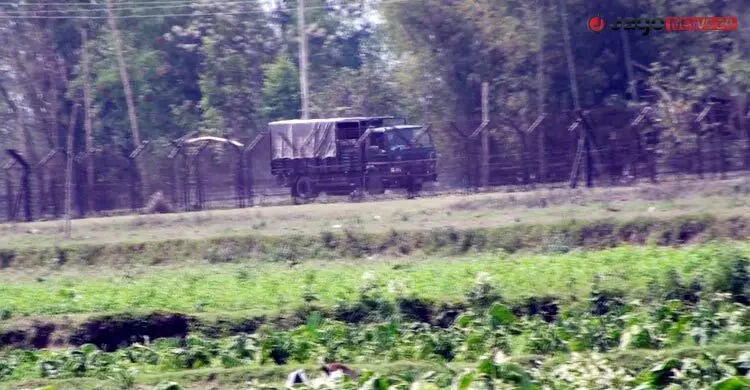 লালমনিরহাট সীমান্তে ভারতীয় চোরাকারবারিদের লক্ষ্য করে বিজিবির ফাঁকা গুলি