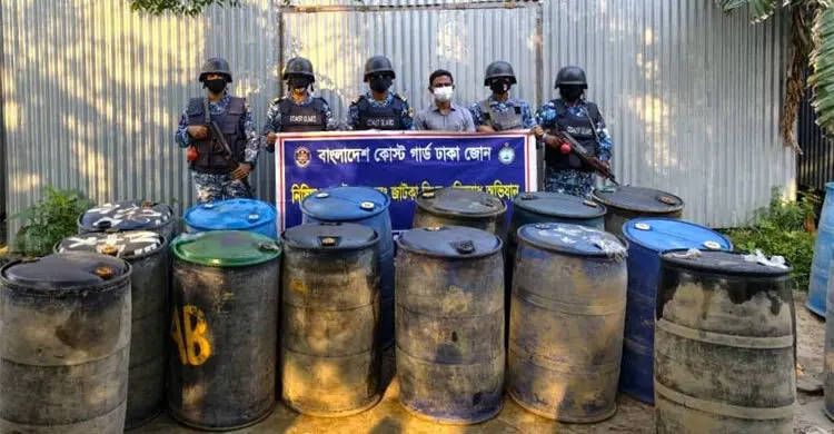 চাঁদপুরে মজুত ২৮০০ লিটার ডিজেল জব্দ করল কোস্ট গার্ড, ৪ ব্যবসায়ীকে জরিমানা