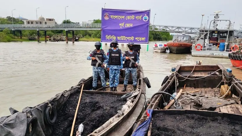 চট্টগ্রামের পতেঙ্গায় বিপুল পরিমাণ চোরাই কয়লা ও কেরোসিন জব্দ করল কোস্ট গার্ড