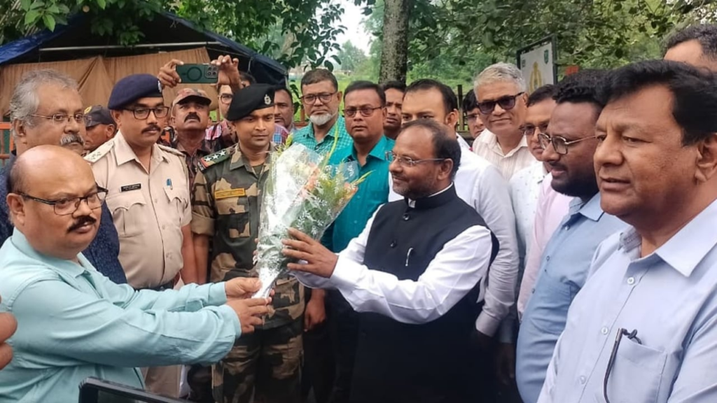 বুড়িমারী স্থলবন্দর পরিদর্শনে ভারতীয় সহকারী হাইকমিশনার
