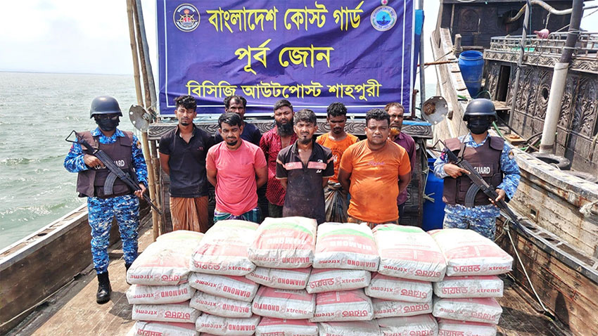 মিয়ানমারে পাচারের সময় ৫০০ বস্তা সিমেন্টসহ ৮ জন আটক