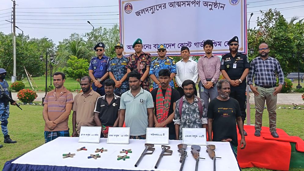 আত্মসমর্পণ করেছে সুন্দরবনের বনদস্যু 'সুমন বাহিনী'